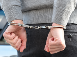 Arrestan a hombre por agredir con cuchillo a su padre y otras personas en Aibonito